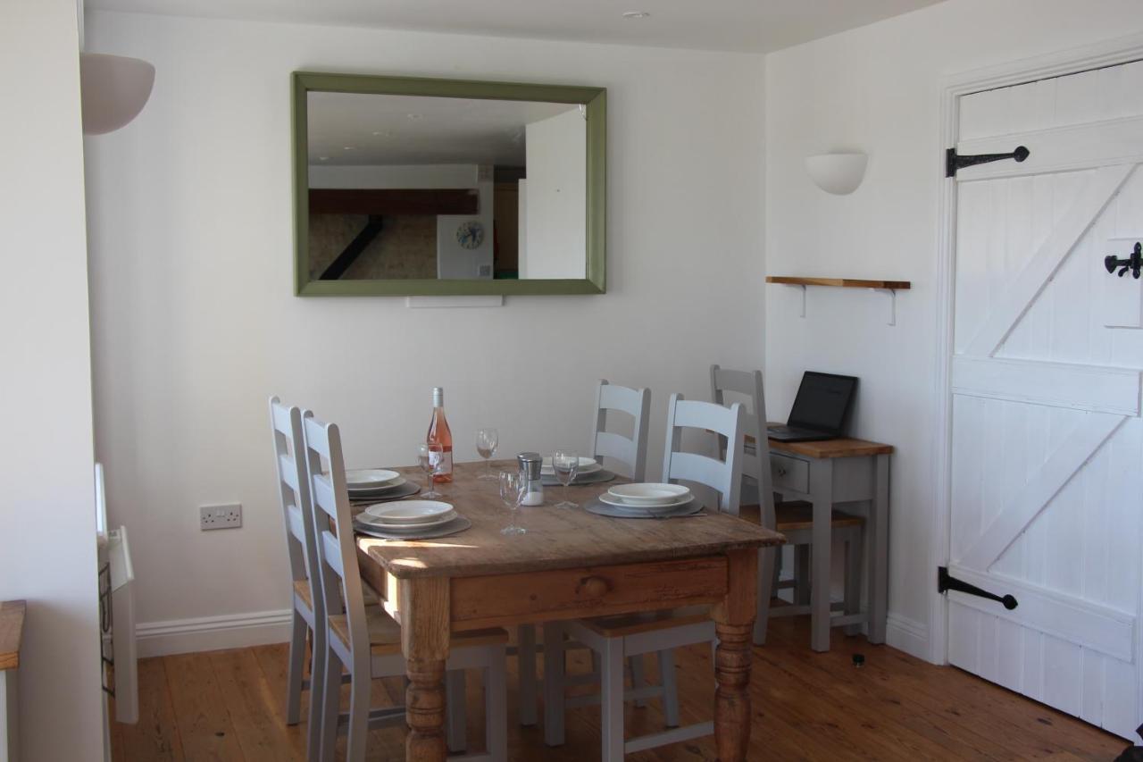 Coot Cottage - Holiday House With Fantastic Lake Views Somerford Keynes Exteriér fotografie
