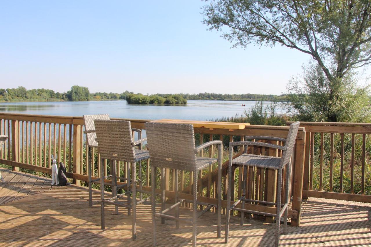 Coot Cottage - Holiday House With Fantastic Lake Views Somerford Keynes Exteriér fotografie