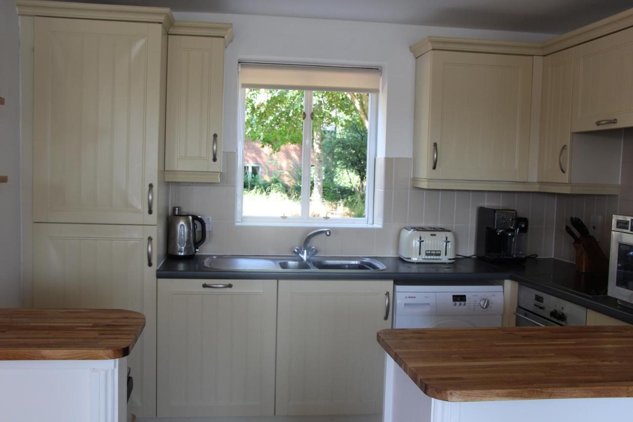 Coot Cottage - Holiday House With Fantastic Lake Views Somerford Keynes Exteriér fotografie